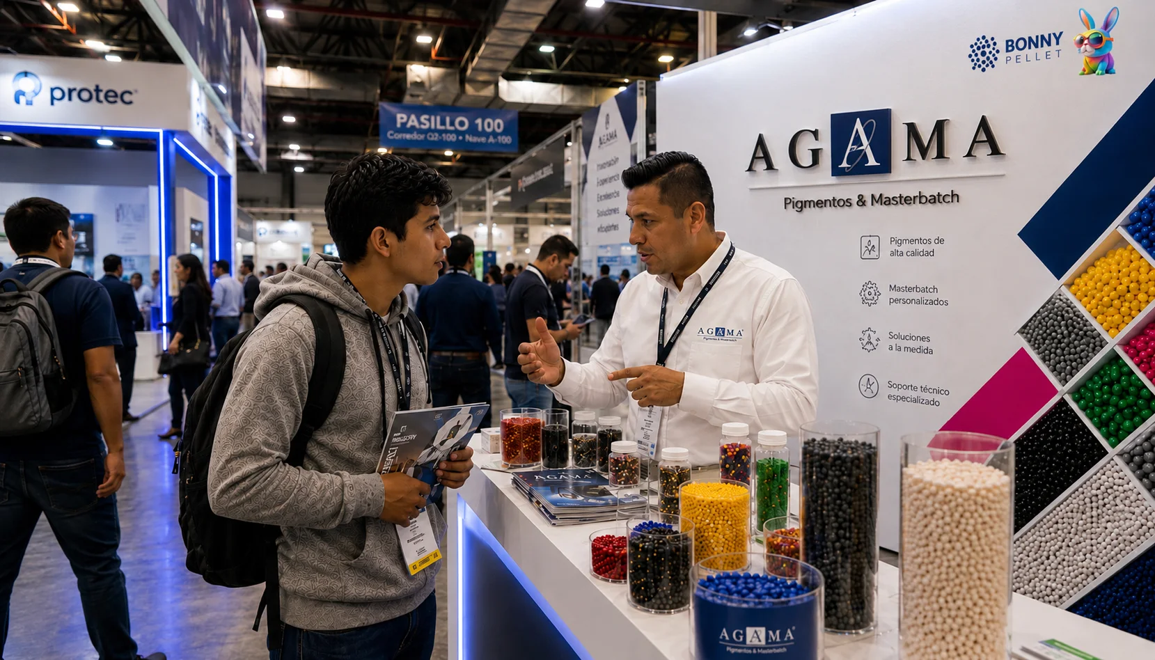 Asesor de AGAMA conversando con un estudiante en el stand durante una exposición de la industria del plástico